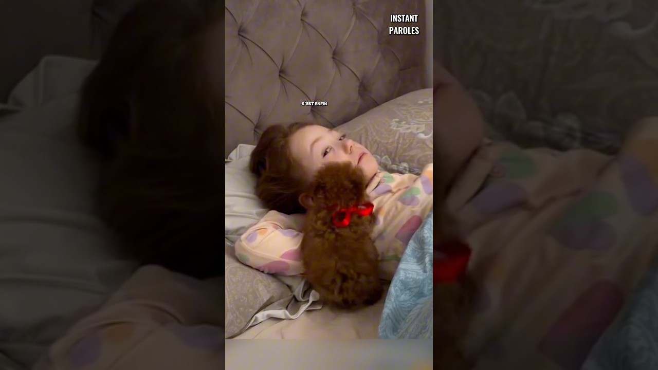 La réaction de cette petite fille en découvrant ce chiot sur son lit en se réveillant